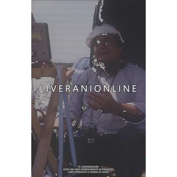 RETROSPETTIVA GIUSEPPE BERTOLUCCI REGISTA NELLA FOTO GIUSEPPE BERTOLUCCI SUL SET DEL FILM “I CAMMELLI“ NELL\'ANNO 1988 AG ALDO LIVERANI SAS 