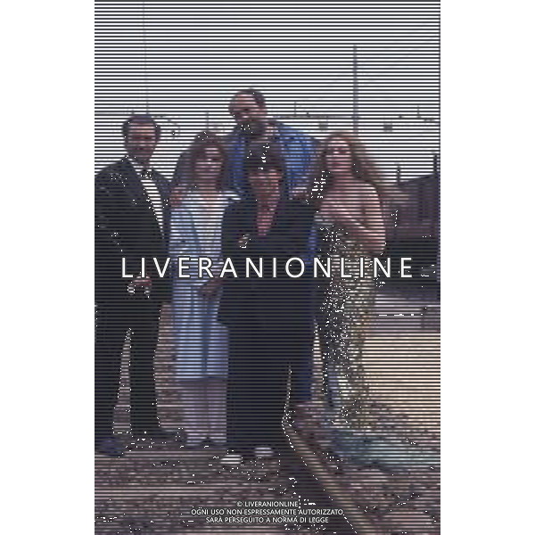 RETROSPETTIVA GIUSEPPE BERTOLUCCI REGISTA NELLA FOTO GIUSEPPE BERTOLUCCI SUL SET DEL FILM “I CAMMELLI“ NELL\'ANNO 1988 CON DIEGO ABATANTUONO GIULIA BOSCHI PAOLO ROSSI E SABINA GUZZANTI AG ALDO LIVERANI SAS  