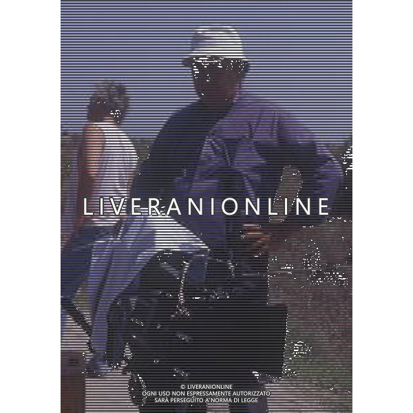 RETROSPETTIVA GIUSEPPE BERTOLUCCI REGISTA NELLA FOTO GIUSEPPE BERTOLUCCI SUL SET DEL FILM “I CAMMELLI“ NELL\'ANNO 1988 AG ALDO LIVERANI SAS 