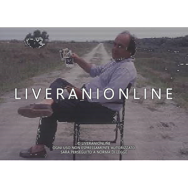 RETROSPETTIVA GIUSEPPE BERTOLUCCI REGISTA NELLA FOTO GIUSEPPE BERTOLUCCI SUL SET DEL FILM “I CAMMELLI“ NELL\'ANNO 1988 AG ALDO LIVERANI SAS 