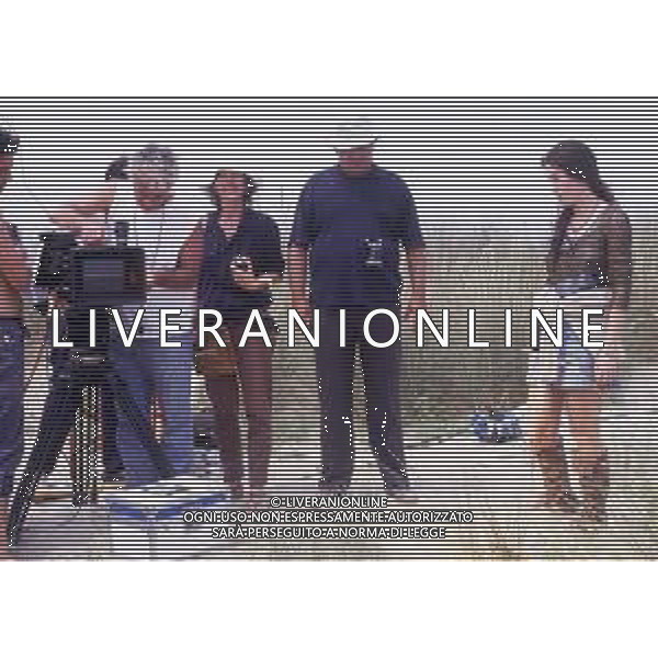 RETROSPETTIVA GIUSEPPE BERTOLUCCI REGISTA NELLA FOTO GIUSEPPE BERTOLUCCI SUL SET DEL FILM “I CAMMELLI“ NELL\'ANNO 1988 AG ALDO LIVERANI SAS 