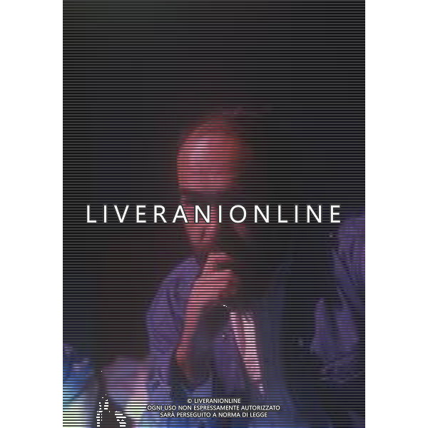 RETROSPETTIVA GIUSEPPE BERTOLUCCI REGISTA NELLA FOTO GIUSEPPE BERTOLUCCI SUL SET DEL FILM “I CAMMELLI“ NELL\'ANNO 1988 AG ALDO LIVERANI SAS 