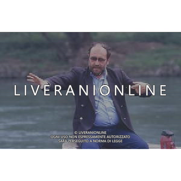 RETROSPETTIVA GIUSEPPE BERTOLUCCI REGISTA NELLA FOTO GIUSEPPE BERTOLUCCI SUL SET DEL FILM “I CAMMELLI“ NELL\'ANNO 1988 AG ALDO LIVERANI SAS 
