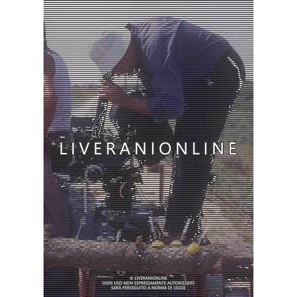 RETROSPETTIVA GIUSEPPE BERTOLUCCI REGISTA NELLA FOTO GIUSEPPE BERTOLUCCI SUL SET DEL FILM “I CAMMELLI“ NELL\'ANNO 1988 AG ALDO LIVERANI SAS 