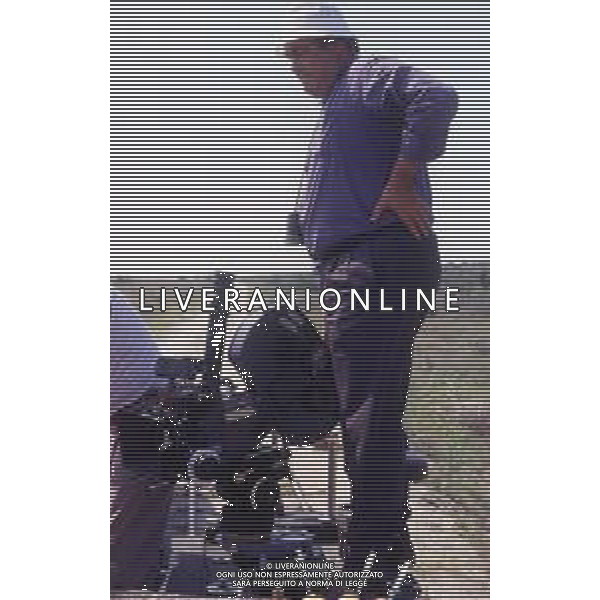 RETROSPETTIVA GIUSEPPE BERTOLUCCI REGISTA NELLA FOTO GIUSEPPE BERTOLUCCI SUL SET DEL FILM “I CAMMELLI“ NELL\'ANNO 1988 AG ALDO LIVERANI SAS 