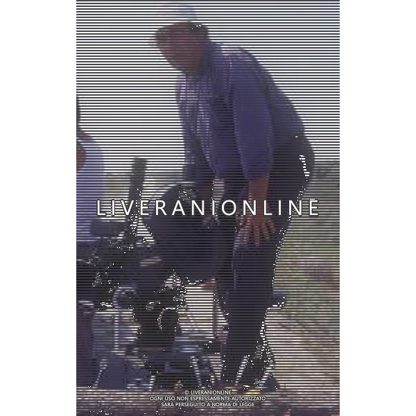 RETROSPETTIVA GIUSEPPE BERTOLUCCI REGISTA NELLA FOTO GIUSEPPE BERTOLUCCI SUL SET DEL FILM “I CAMMELLI“ NELL\'ANNO 1988 AG ALDO LIVERANI SAS 