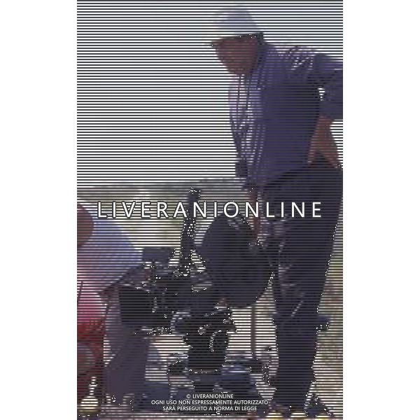 RETROSPETTIVA GIUSEPPE BERTOLUCCI REGISTA NELLA FOTO GIUSEPPE BERTOLUCCI SUL SET DEL FILM “I CAMMELLI“ NELL\'ANNO 1988 AG ALDO LIVERANI SAS  