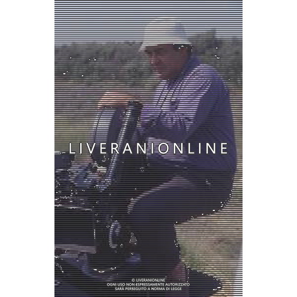 RETROSPETTIVA GIUSEPPE BERTOLUCCI REGISTA NELLA FOTO GIUSEPPE BERTOLUCCI SUL SET DEL FILM “I CAMMELLI“ NELL\'ANNO 1988 AG ALDO LIVERANI SAS  
