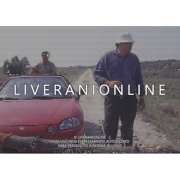 RETROSPETTIVA GIUSEPPE BERTOLUCCI REGISTA NELLA FOTO GIUSEPPE BERTOLUCCI SUL SET DEL FILM “I CAMMELLI“ NELL\'ANNO 1988 AG ALDO LIVERANI SAS 