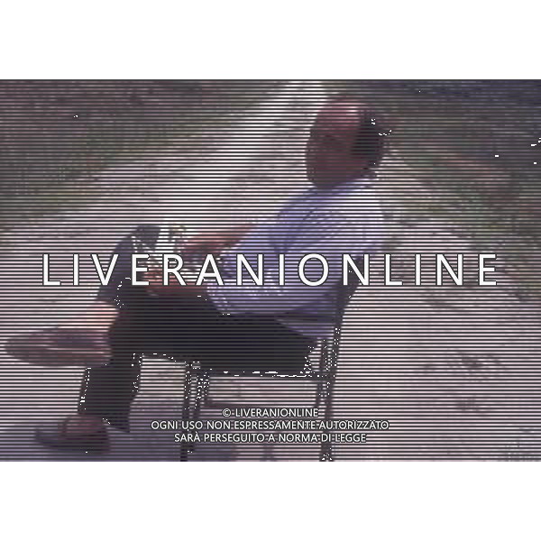 RETROSPETTIVA GIUSEPPE BERTOLUCCI REGISTA NELLA FOTO GIUSEPPE BERTOLUCCI SUL SET DEL FILM “I CAMMELLI“ NELL\'ANNO 1988 AG ALDO LIVERANI SAS 