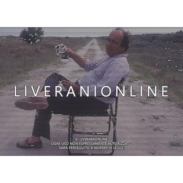 RETROSPETTIVA GIUSEPPE BERTOLUCCI REGISTA NELLA FOTO GIUSEPPE BERTOLUCCI SUL SET DEL FILM “I CAMMELLI“ NELL\'ANNO 1988 AG ALDO LIVERANI SAS 