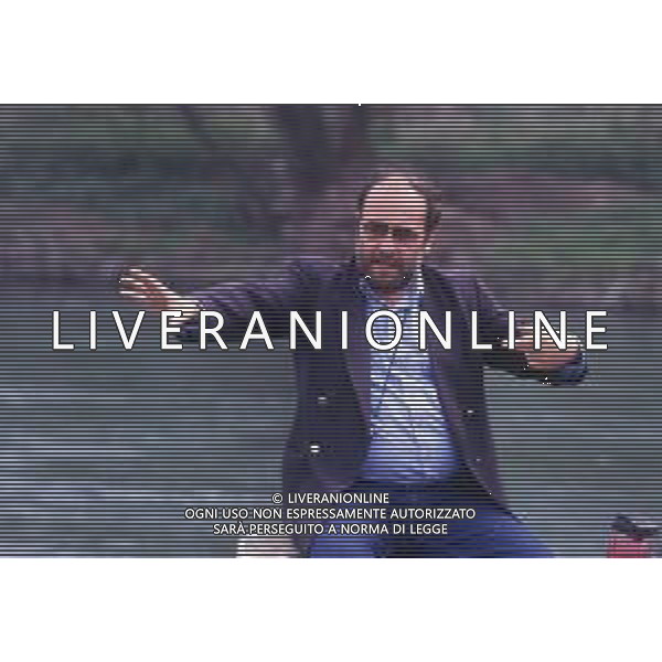 RETROSPETTIVA GIUSEPPE BERTOLUCCI REGISTA NELLA FOTO GIUSEPPE BERTOLUCCI SUL SET DEL FILM “I CAMMELLI“ NELL\'ANNO 1988 AG ALDO LIVERANI SAS 