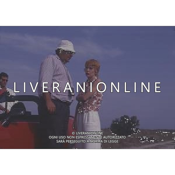 RETROSPETTIVA GIUSEPPE BERTOLUCCI REGISTA NELLA FOTO GIUSEPPE BERTOLUCCI SUL SET DEL FILM “I CAMMELLI“ NELL\'ANNO 1988 AG ALDO LIVERANI SAS 
