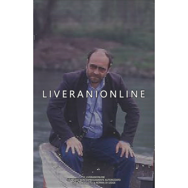 RETROSPETTIVA GIUSEPPE BERTOLUCCI REGISTA NELLA FOTO GIUSEPPE BERTOLUCCI SUL SET DEL FILM “I CAMMELLI“ NELL\'ANNO 1988 AG ALDO LIVERANI SAS 