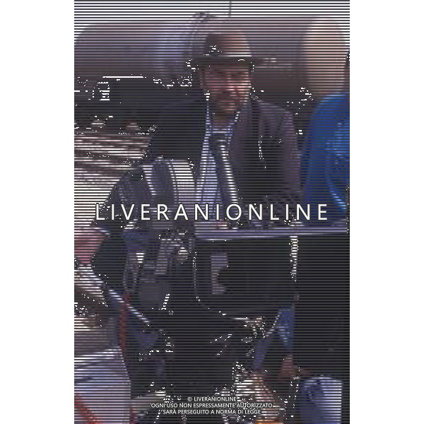 RETROSPETTIVA GIUSEPPE BERTOLUCCI REGISTA NELLA FOTO GIUSEPPE BERTOLUCCI SUL SET DEL FILM “I CAMMELLI“ NELL\'ANNO 1988 AG ALDO LIVERANI SAS 