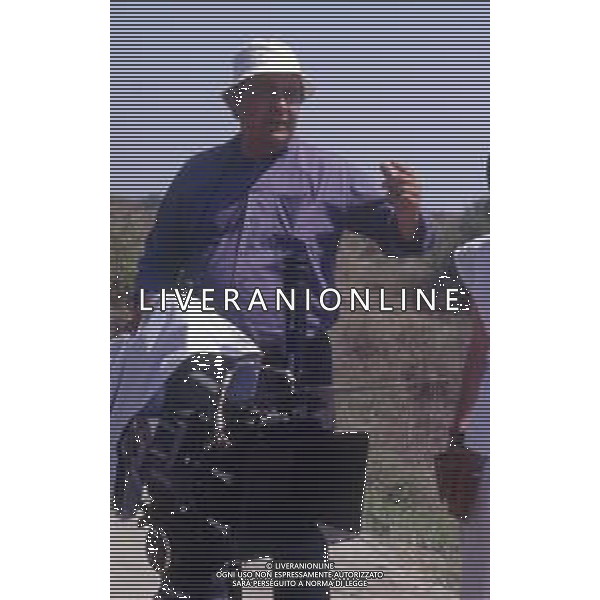 RETROSPETTIVA GIUSEPPE BERTOLUCCI REGISTA NELLA FOTO GIUSEPPE BERTOLUCCI SUL SET DEL FILM “I CAMMELLI“ NELL\'ANNO 1988 AG ALDO LIVERANI SAS 