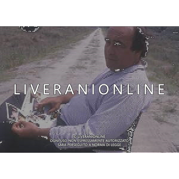 RETROSPETTIVA GIUSEPPE BERTOLUCCI REGISTA NELLA FOTO GIUSEPPE BERTOLUCCI SUL SET DEL FILM “I CAMMELLI“ NELL\'ANNO 1988 AG ALDO LIVERANI SAS  