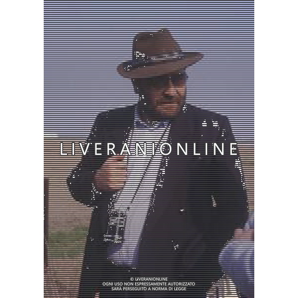 RETROSPETTIVA GIUSEPPE BERTOLUCCI REGISTA NELLA FOTO GIUSEPPE BERTOLUCCI SUL SET DEL FILM “I CAMMELLI“ NELL\'ANNO 1988 AG ALDO LIVERANI SAS 