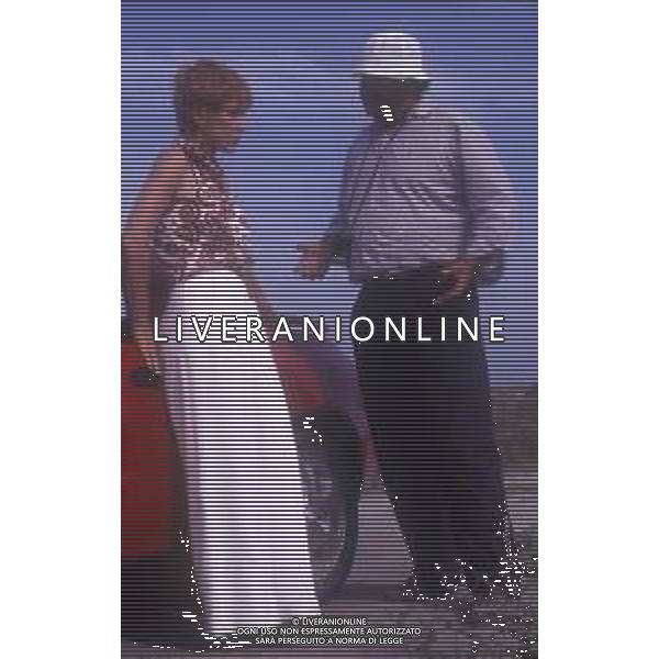 RETROSPETTIVA GIUSEPPE BERTOLUCCI REGISTA NELLA FOTO GIUSEPPE BERTOLUCCI SUL SET DEL FILM “I CAMMELLI“ NELL\'ANNO 1988 AG ALDO LIVERANI SAS 