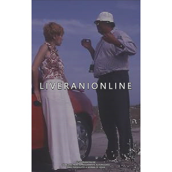 RETROSPETTIVA GIUSEPPE BERTOLUCCI REGISTA NELLA FOTO GIUSEPPE BERTOLUCCI SUL SET DEL FILM “I CAMMELLI“ NELL\'ANNO 1988 AG ALDO LIVERANI SAS 