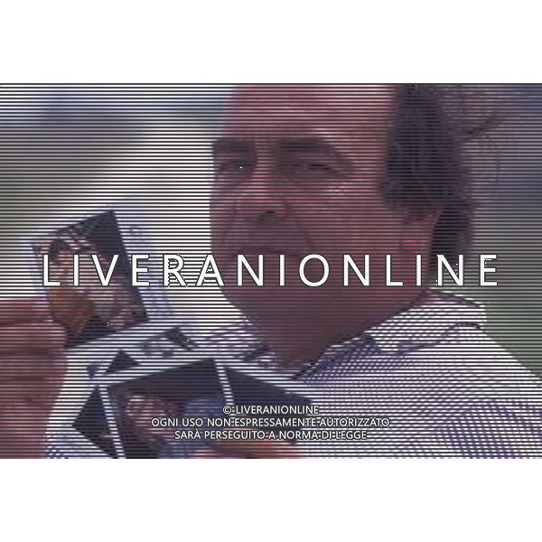 RETROSPETTIVA GIUSEPPE BERTOLUCCI REGISTA NELLA FOTO GIUSEPPE BERTOLUCCI SUL SET DEL FILM “I CAMMELLI“ NELL\'ANNO 1988 AG ALDO LIVERANI SAS 