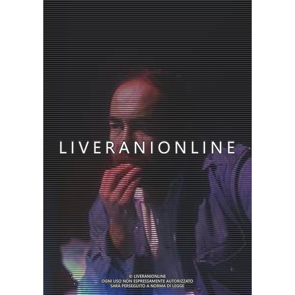 RETROSPETTIVA GIUSEPPE BERTOLUCCI REGISTA NELLA FOTO GIUSEPPE BERTOLUCCI SUL SET DEL FILM “I CAMMELLI“ NELL\'ANNO 1988 AG ALDO LIVERANI SAS 