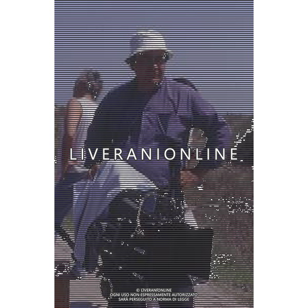 RETROSPETTIVA GIUSEPPE BERTOLUCCI REGISTA NELLA FOTO GIUSEPPE BERTOLUCCI SUL SET DEL FILM “I CAMMELLI“ NELL\'ANNO 1988 AG ALDO LIVERANI SAS  
