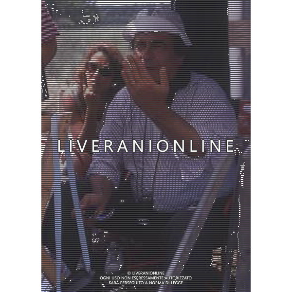 RETROSPETTIVA GIUSEPPE BERTOLUCCI REGISTA NELLA FOTO GIUSEPPE BERTOLUCCI SUL SET DEL FILM “I CAMMELLI“ NELL\'ANNO 1988 AG ALDO LIVERANI SAS 