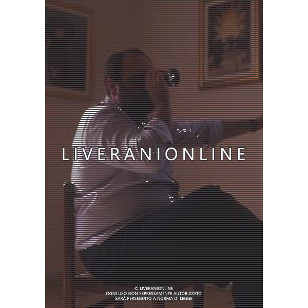 RETROSPETTIVA GIUSEPPE BERTOLUCCI REGISTA NELLA FOTO GIUSEPPE BERTOLUCCI SUL SET DEL FILM “I CAMMELLI“ NELL\'ANNO 1988 AG ALDO LIVERANI SAS  