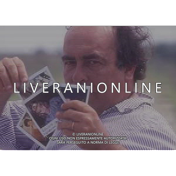 RETROSPETTIVA GIUSEPPE BERTOLUCCI REGISTA NELLA FOTO GIUSEPPE BERTOLUCCI SUL SET DEL FILM “I CAMMELLI“ NELL\'ANNO 1988 AG ALDO LIVERANI SAS 