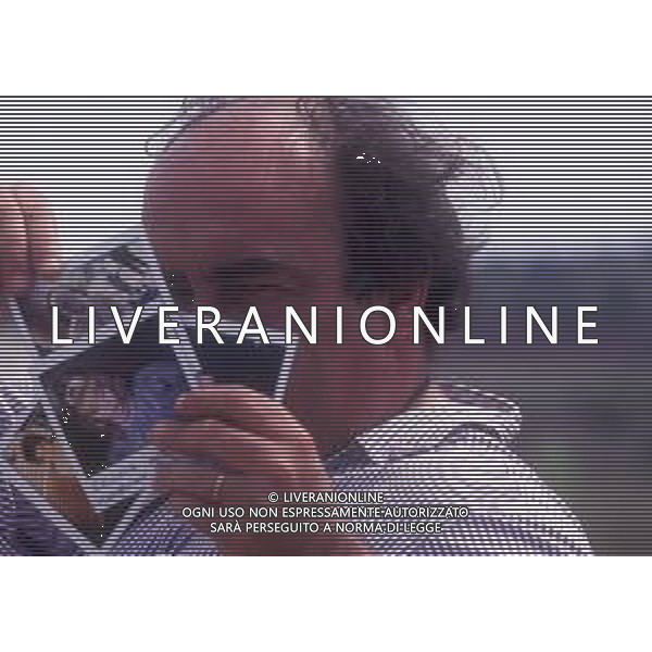 RETROSPETTIVA GIUSEPPE BERTOLUCCI REGISTA NELLA FOTO GIUSEPPE BERTOLUCCI SUL SET DEL FILM “I CAMMELLI“ NELL\'ANNO 1988 AG ALDO LIVERANI SAS 