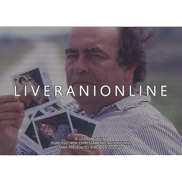 RETROSPETTIVA GIUSEPPE BERTOLUCCI REGISTA NELLA FOTO GIUSEPPE BERTOLUCCI SUL SET DEL FILM “I CAMMELLI“ NELL\'ANNO 1988 AG ALDO LIVERANI SAS 