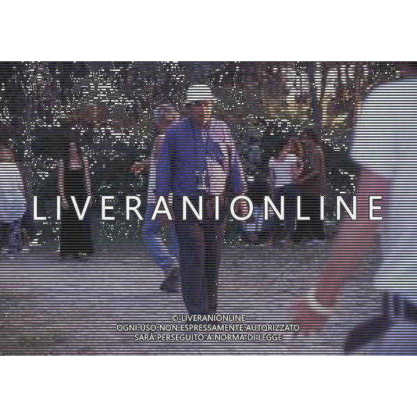 RETROSPETTIVA GIUSEPPE BERTOLUCCI REGISTA NELLA FOTO GIUSEPPE BERTOLUCCI SUL SET DEL FILM “I CAMMELLI“ NELL\'ANNO 1988 AG ALDO LIVERANI SAS 