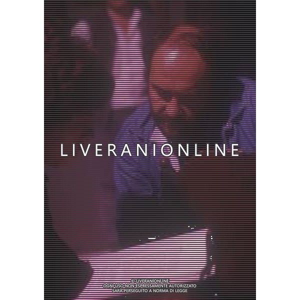 RETROSPETTIVA GIUSEPPE BERTOLUCCI REGISTA NELLA FOTO GIUSEPPE BERTOLUCCI SUL SET DEL FILM “I CAMMELLI“ NELL\'ANNO 1988 AG ALDO LIVERANI SAS 