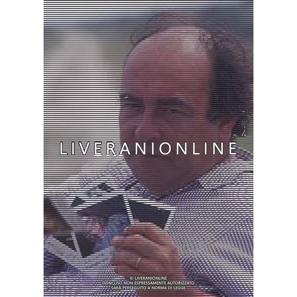 RETROSPETTIVA GIUSEPPE BERTOLUCCI REGISTA NELLA FOTO GIUSEPPE BERTOLUCCI SUL SET DEL FILM “I CAMMELLI“ NELL\'ANNO 1988 AG ALDO LIVERANI SAS  