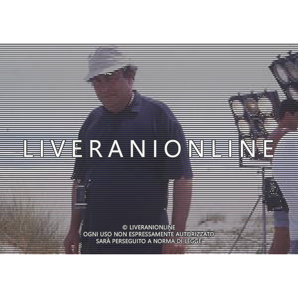 RETROSPETTIVA GIUSEPPE BERTOLUCCI REGISTA NELLA FOTO GIUSEPPE BERTOLUCCI SUL SET DEL FILM “I CAMMELLI“ NELL\'ANNO 1988 AG ALDO LIVERANI SAS 