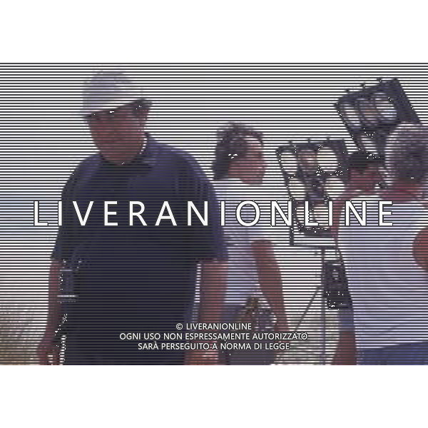 RETROSPETTIVA GIUSEPPE BERTOLUCCI REGISTA NELLA FOTO GIUSEPPE BERTOLUCCI SUL SET DEL FILM “I CAMMELLI“ NELL\'ANNO 1988 AG ALDO LIVERANI SAS 