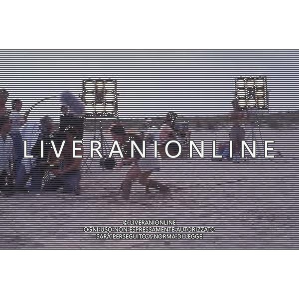RETROSPETTIVA GIUSEPPE BERTOLUCCI REGISTA NELLA FOTO GIUSEPPE BERTOLUCCI SUL SET DEL FILM “I CAMMELLI“ NELL\'ANNO 1988 AG ALDO LIVERANI SAS 