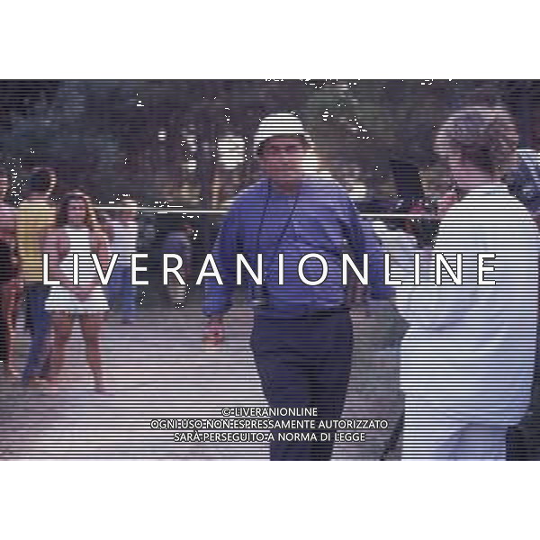 RETROSPETTIVA GIUSEPPE BERTOLUCCI REGISTA NELLA FOTO GIUSEPPE BERTOLUCCI SUL SET DEL FILM “I CAMMELLI“ NELL\'ANNO 1988 AG ALDO LIVERANI SAS  