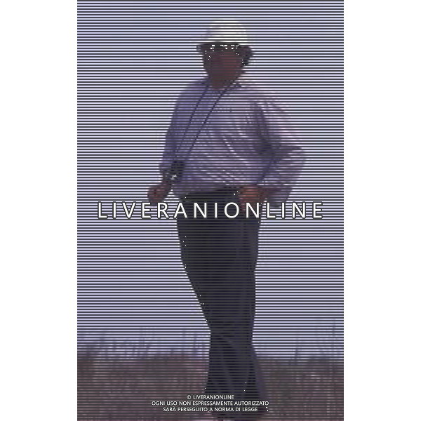 RETROSPETTIVA GIUSEPPE BERTOLUCCI REGISTA NELLA FOTO GIUSEPPE BERTOLUCCI SUL SET DEL FILM “I CAMMELLI“ NELL\'ANNO 1988 AG ALDO LIVERANI SAS  