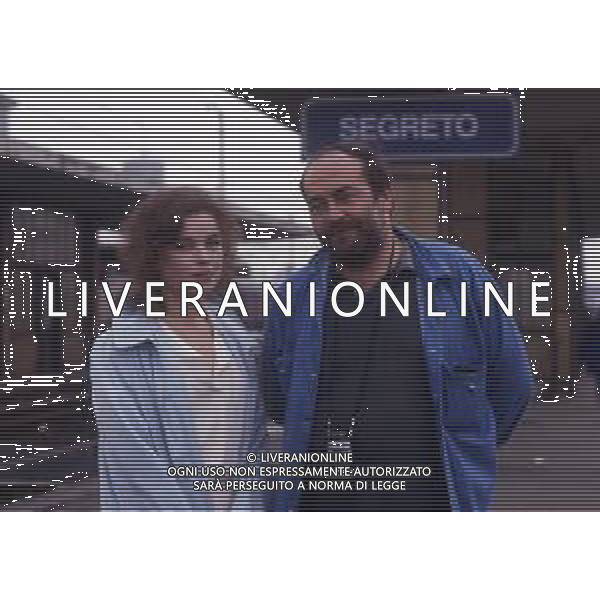 RETROSPETTIVA GIUSEPPE BERTOLUCCI REGISTA NELLA FOTO GIUSEPPE BERTOLUCCI SUL SET DEL FILM “I CAMMELLI“ NELL\'ANNO 1988 CON GIULIA BOSCHI AG ALDO LIVERANI SAS 