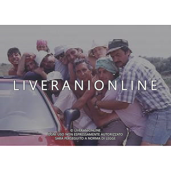 RETROSPETTIVA GIUSEPPE BERTOLUCCI REGISTA NELLA FOTO GIUSEPPE BERTOLUCCI SUL SET DEL FILM “I CAMMELLI“ NELL\'ANNO 1988 AG ALDO LIVERANI SAS 