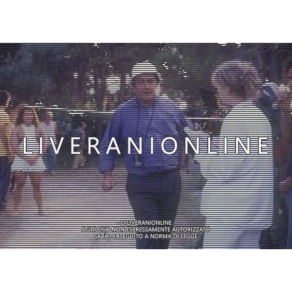 RETROSPETTIVA GIUSEPPE BERTOLUCCI REGISTA NELLA FOTO GIUSEPPE BERTOLUCCI SUL SET DEL FILM “I CAMMELLI“ NELL\'ANNO 1988 AG ALDO LIVERANI SAS 