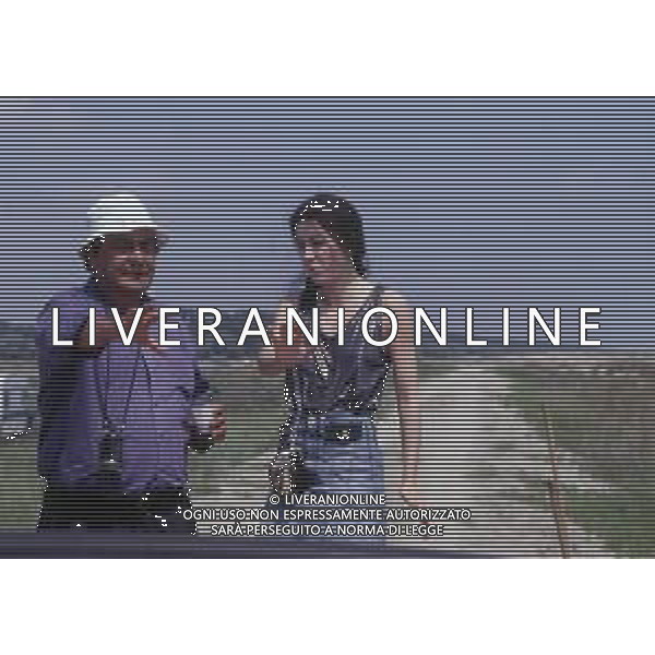 RETROSPETTIVA GIUSEPPE BERTOLUCCI REGISTA NELLA FOTO GIUSEPPE BERTOLUCCI SUL SET DEL FILM “I CAMMELLI“ NELL\'ANNO 1988 CON SABINA GUZZANTI AG ALDO LIVERANI SAS 