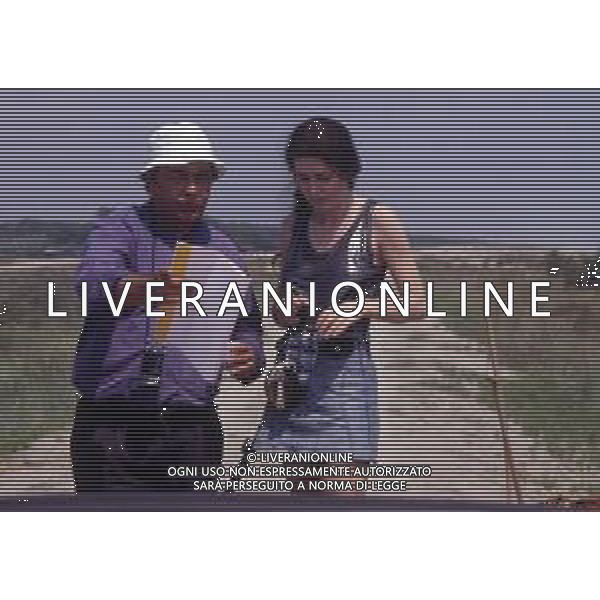 RETROSPETTIVA GIUSEPPE BERTOLUCCI REGISTA NELLA FOTO GIUSEPPE BERTOLUCCI SUL SET DEL FILM “I CAMMELLI“ NELL\'ANNO 1988 CON SABINA GUZZANTI AG ALDO LIVERANI SAS 