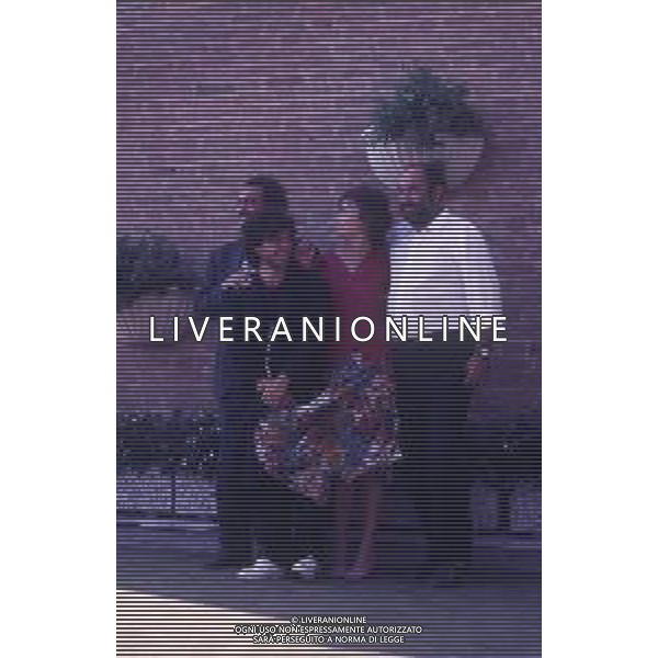 RETROSPETTIVA GIUSEPPE BERTOLUCCI REGISTA NELLA FOTO GIUSEPPE BERTOLUCCI CON GIULIA BOSCHI-PAOLO ROSSI E DIEGO ABATANTUONO A VENEZIA CAST DEL FILM “I CAMMELLI“ NELL\'ANNO 1988 AG ALDO LIVERANI SAS