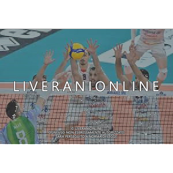 TVRG Stephen Maar (Vero Volley Monza) contro il muro di Milano, da SX Paolo Porro (Powervolley Milano), Marco Vitelli (Powervolley Milano) e Milad Ebadipour (Powervolley Milano) Allianz Powervolley Milano vs Vero Volley Monza Milano 26-12-2022 Allianz Cloud PalaLido SuperLega Credem Banca - 13a giornata regular season foto Roberto Garavaglia/ag. Aldo Liverani sas / AGENZIA ALDO LIVERANI SAS