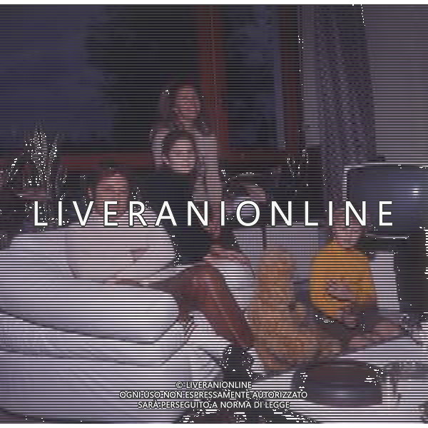 RETROSPETTIVA PAOLO VILLAGGIO ATTORE NELLA FOTO PAOLO VILLAGGIO CON LA MOGLIE MAURA ALBITES NELLA LORO CASA CON FIGLIA AG ALDO LIVERANI SAS  
