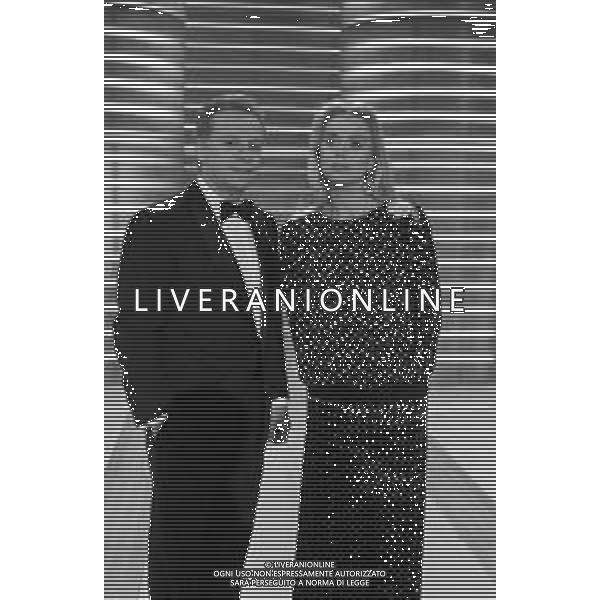 JOHNNY DORELLI CON LA MOGLIE GLORIA GUIDA NELLA TRASMISSIONE TELEVISIVA \'PREMIATISSIMA\' NELL\'ANNO 1985 - RETROSPETTIVA AG. ALDO LIVERANI SAS
