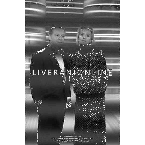 JOHNNY DORELLI CON LA MOGLIE GLORIA GUIDA NELLA TRASMISSIONE TELEVISIVA \'PREMIATISSIMA\' NELL\'ANNO 1985 - RETROSPETTIVA AG. ALDO LIVERANI SAS